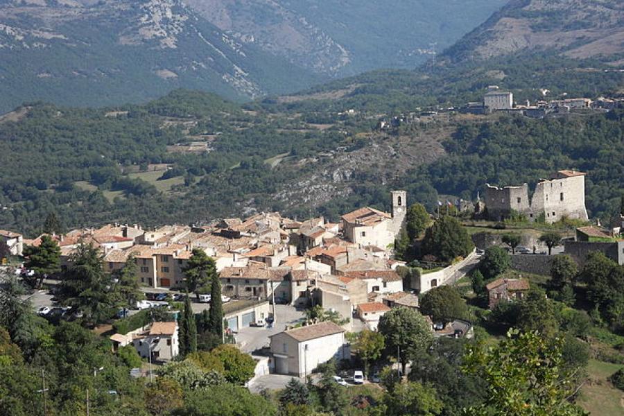 640px-greolieres_village2